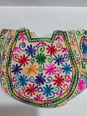 North Creed Cream Tote Bag Features Colorful Floral Embroidery - Size L